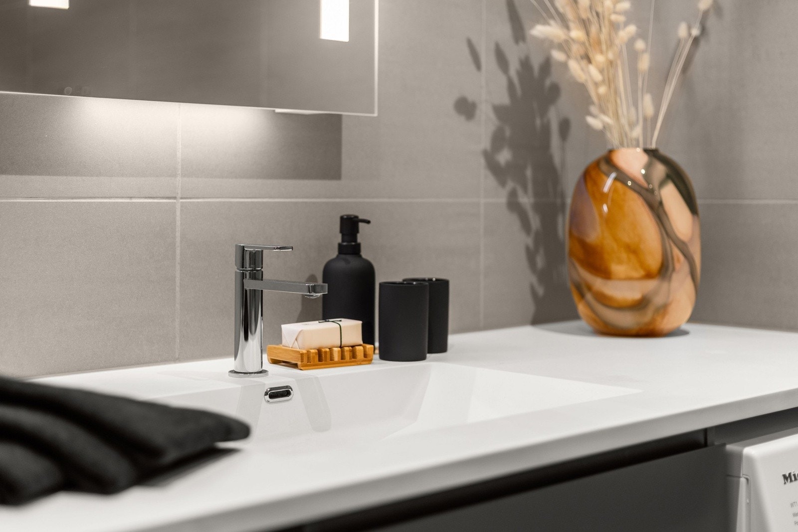 Vannbåren varme med viftekonvektorer i tak i leiligheten. Kostnader for forbruk faktureres basert på måling. Galleribilde