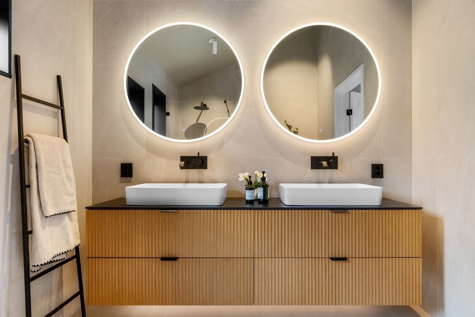 Innredning fra Vikingbad og garnityr fra Tapwell. Galleribilde