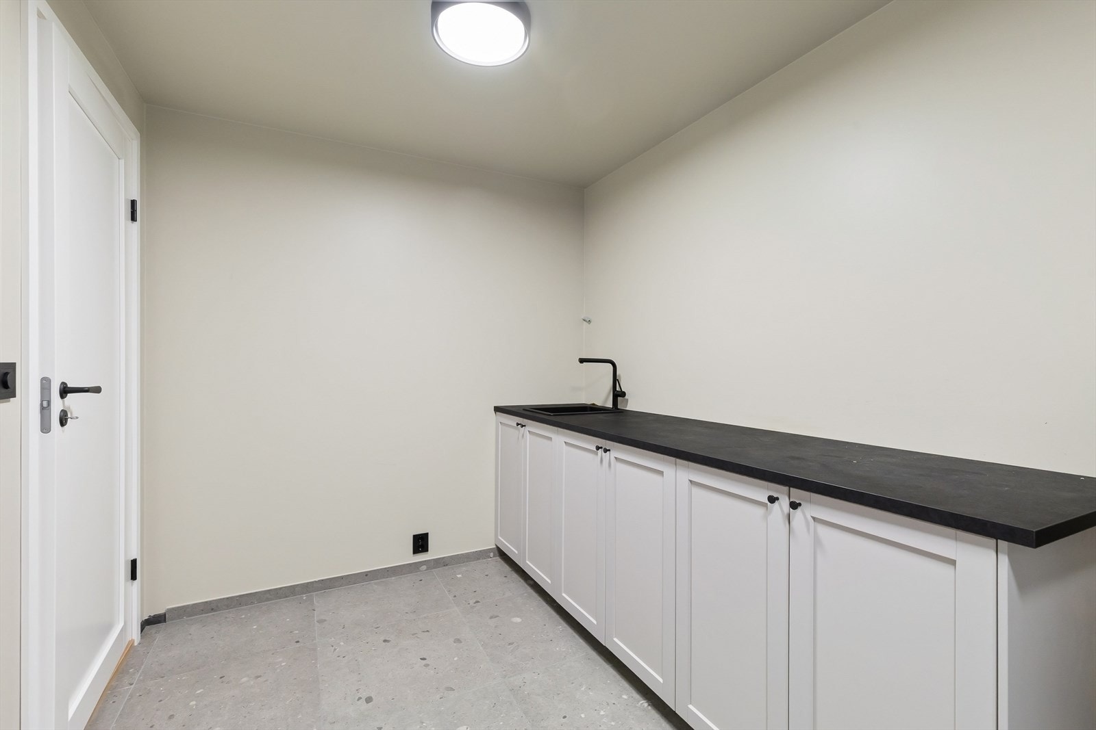 Tekninsk-/vaskerom i underetasjen med praktisk innredning. Galleribilde