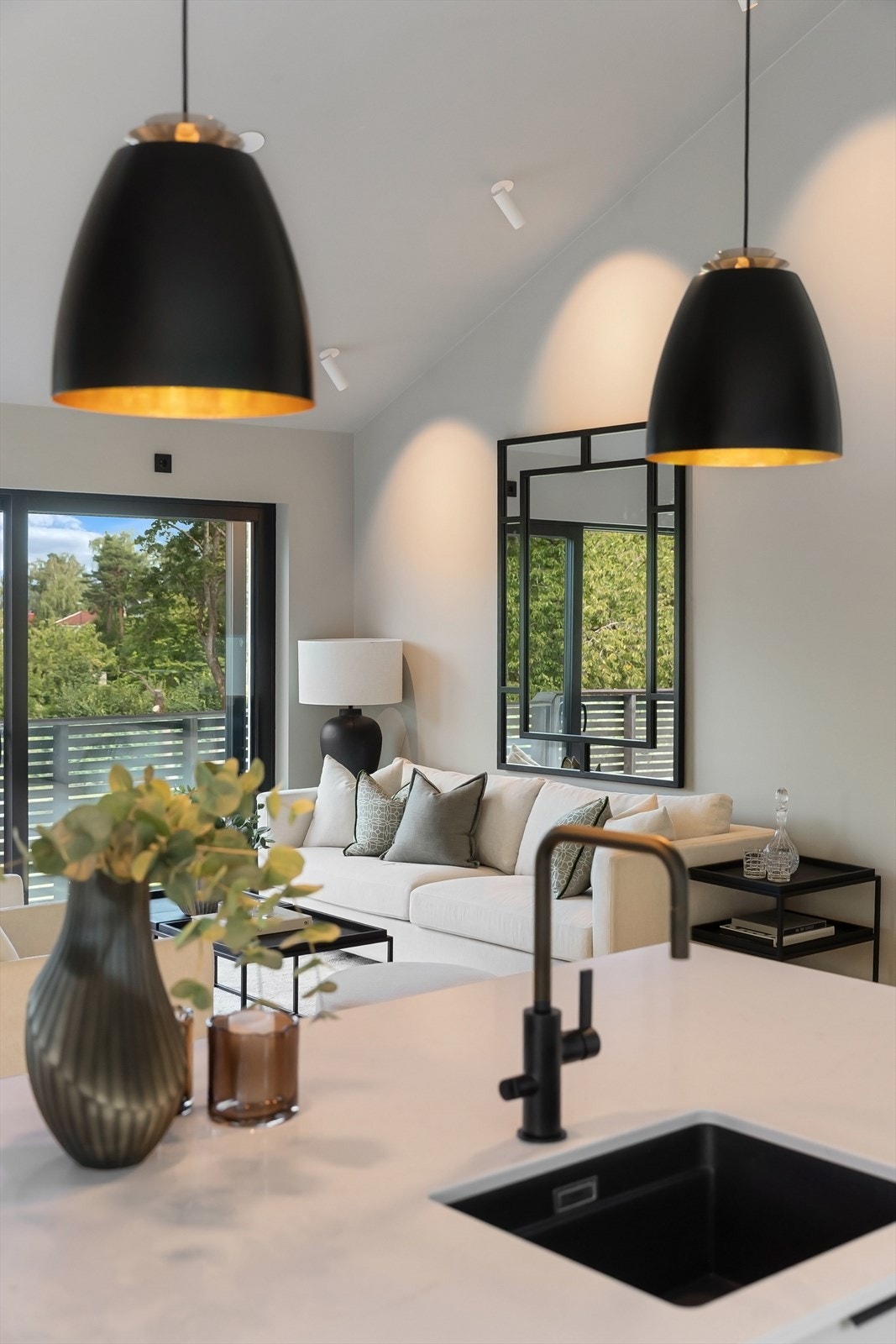 Åpen og sosial planløsning med god flyt mellom sonene. Galleribilde