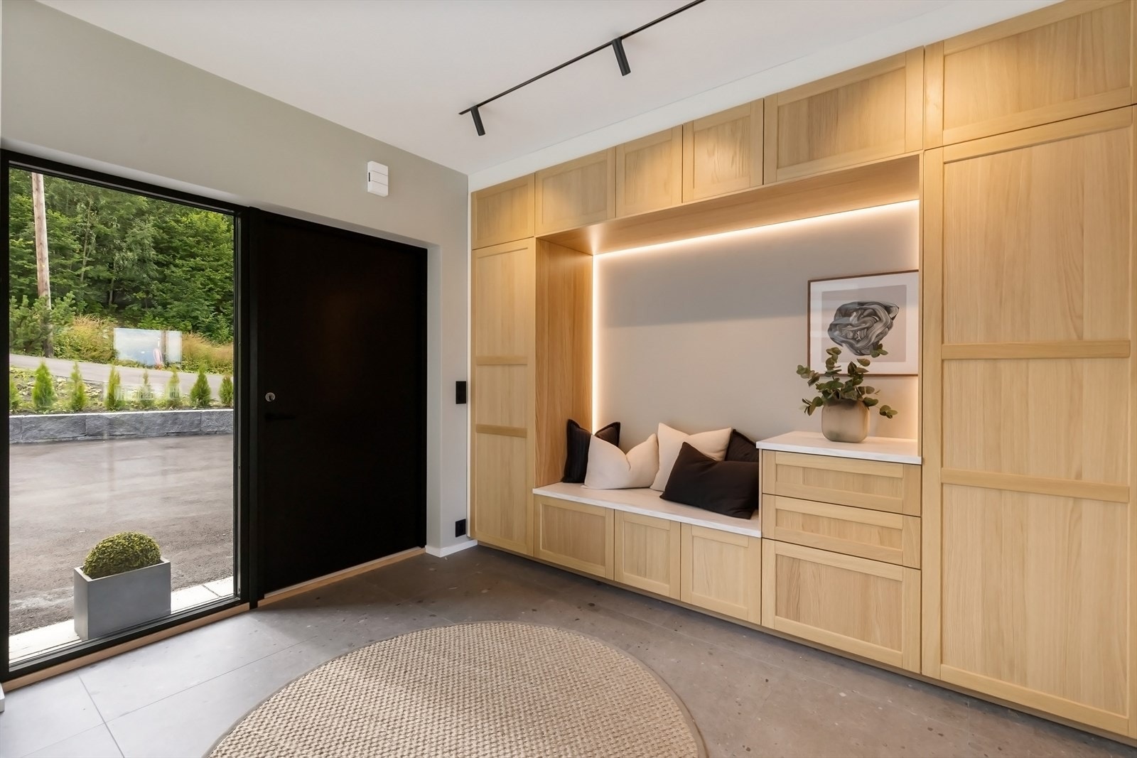 Plassbygget garderobe med ledbelysning. Galleribilde