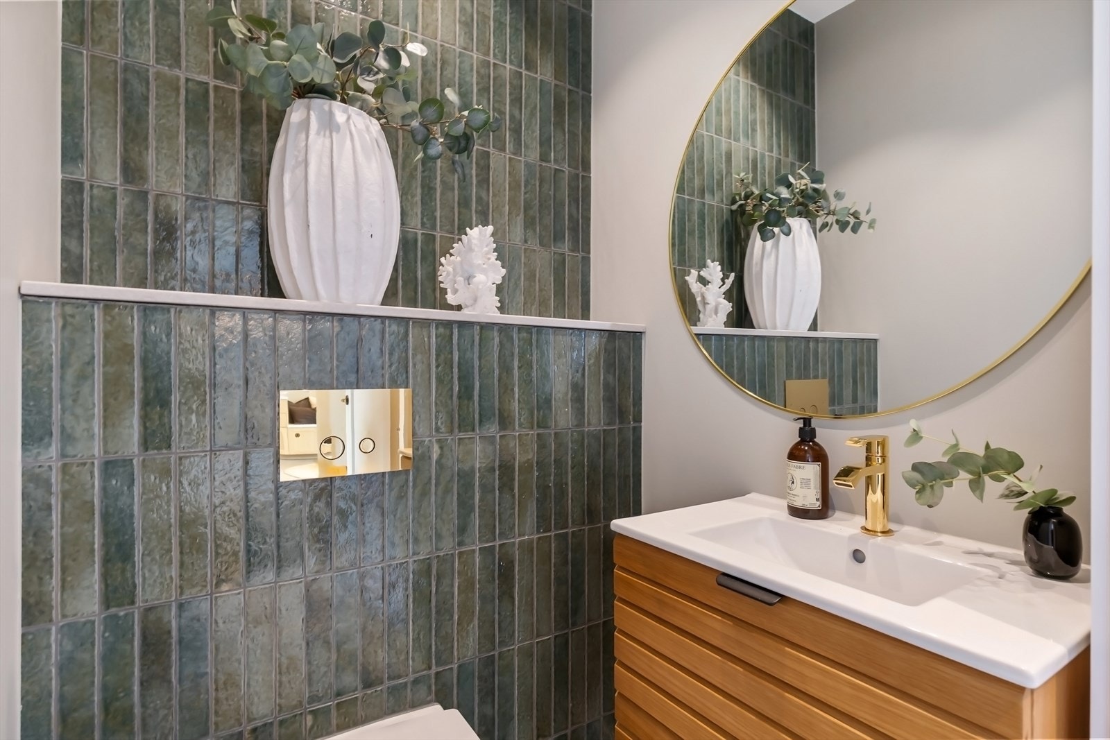 Tiltalende toalettrom i 1. etasje med håndlagde fliser og garnityr fra Tapwell. Galleribilde