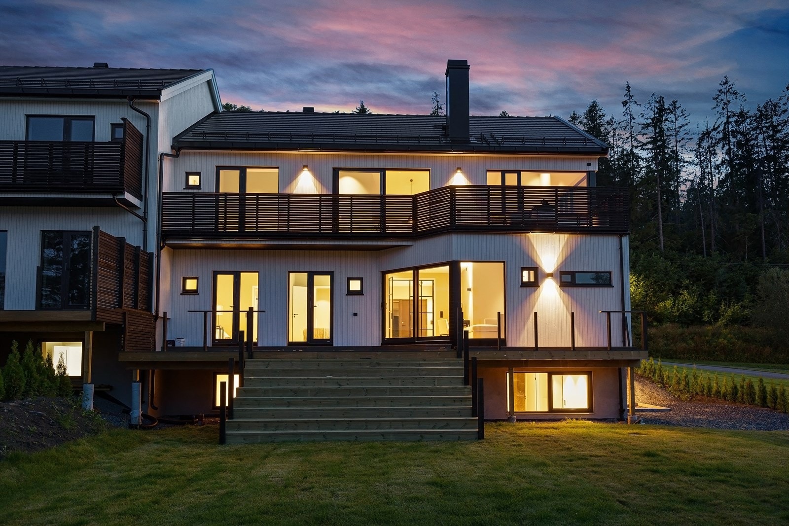 Stor og nyoppført tomannsbolig med flotte detaljer. Galleribilde