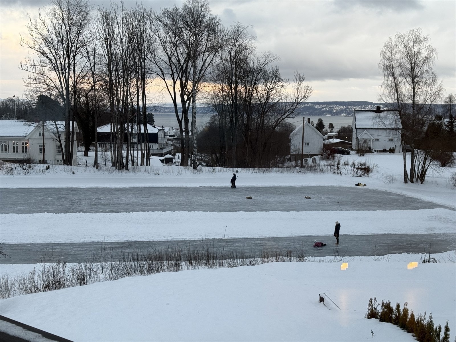 Nabolaget har normalt laget skøytebane på dammen nedenfor hagen om vinteren Galleribilde
