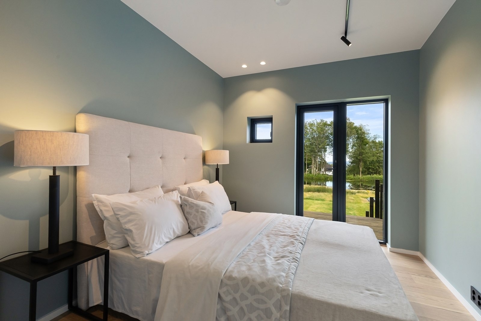 Svale soverom med et gjennomført og helhetlig uttrykk. Galleribilde