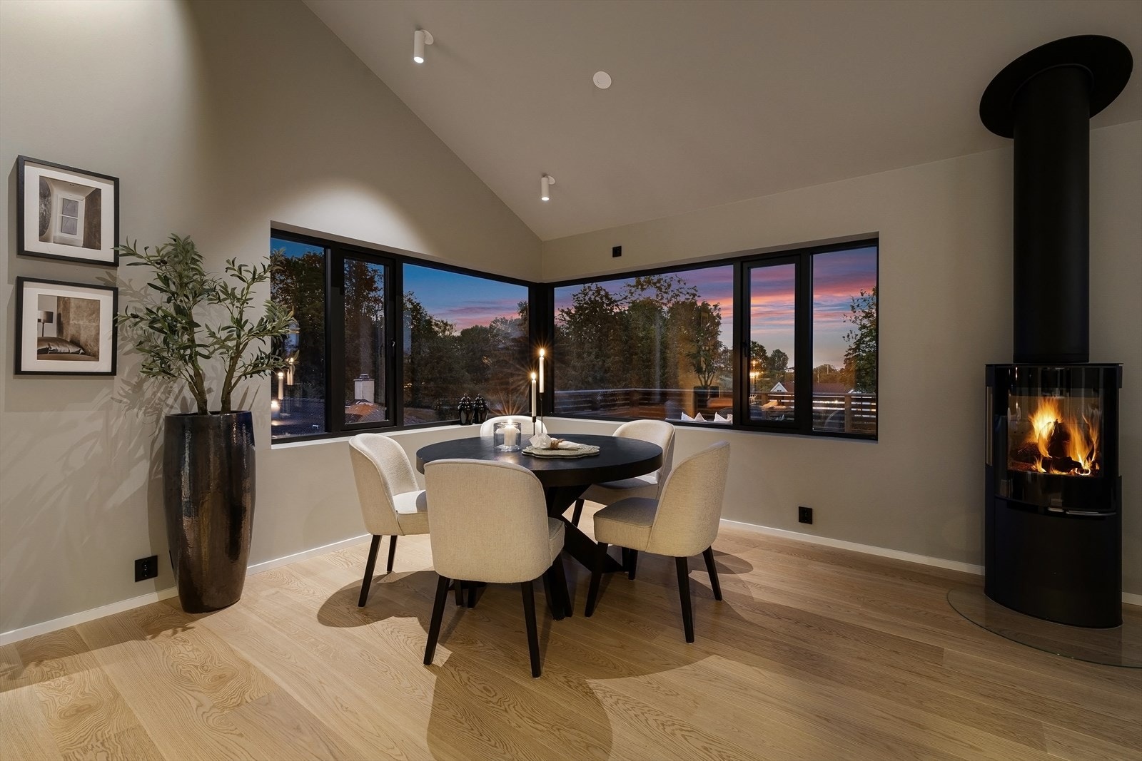 Åpen hovedetasje med flotte lysforhold og utsikt. Galleribilde