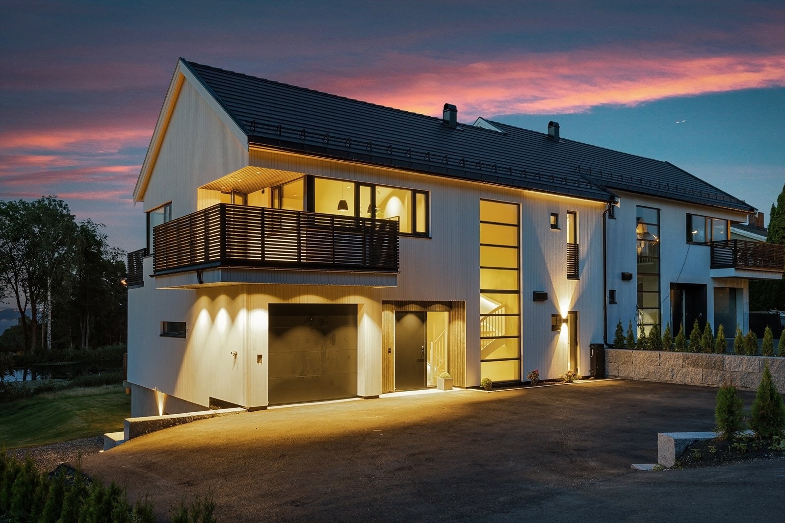 Stilren fasade og tidsriktig farger. Galleribilde