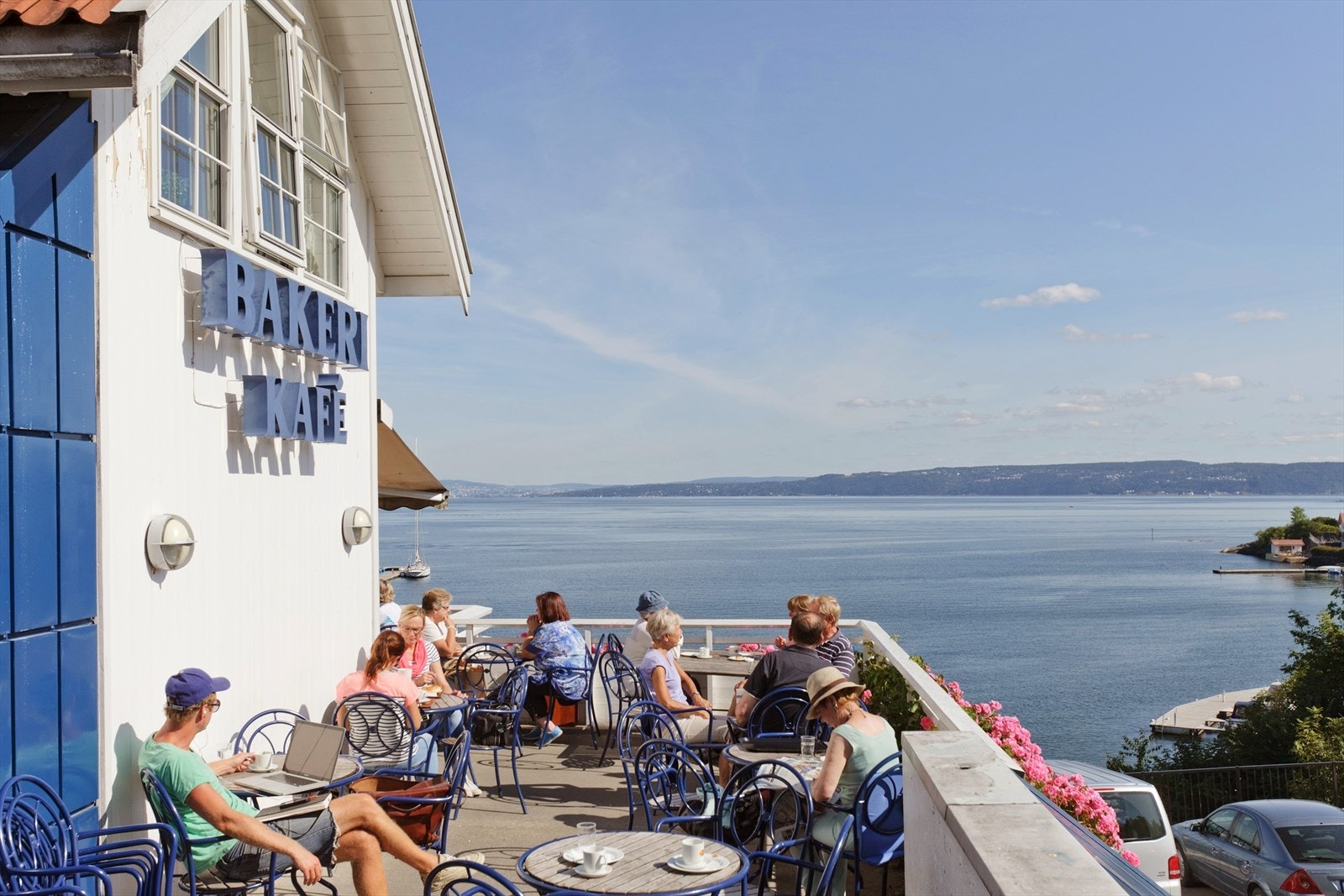 Flere kafeer i Vollen, bl.a. Kafe Oscar. Galleribilde