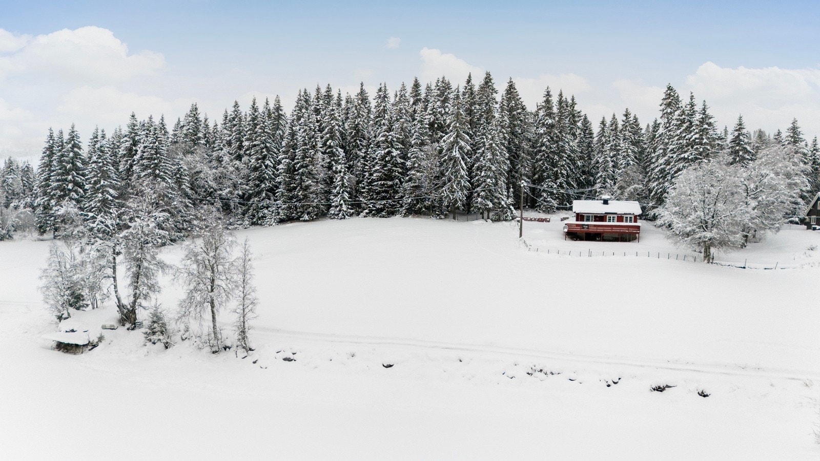 Eiendommen ligger med utsikt mot Myllavannet og har gode solforhold fra morgen- til kveld. Galleribilde