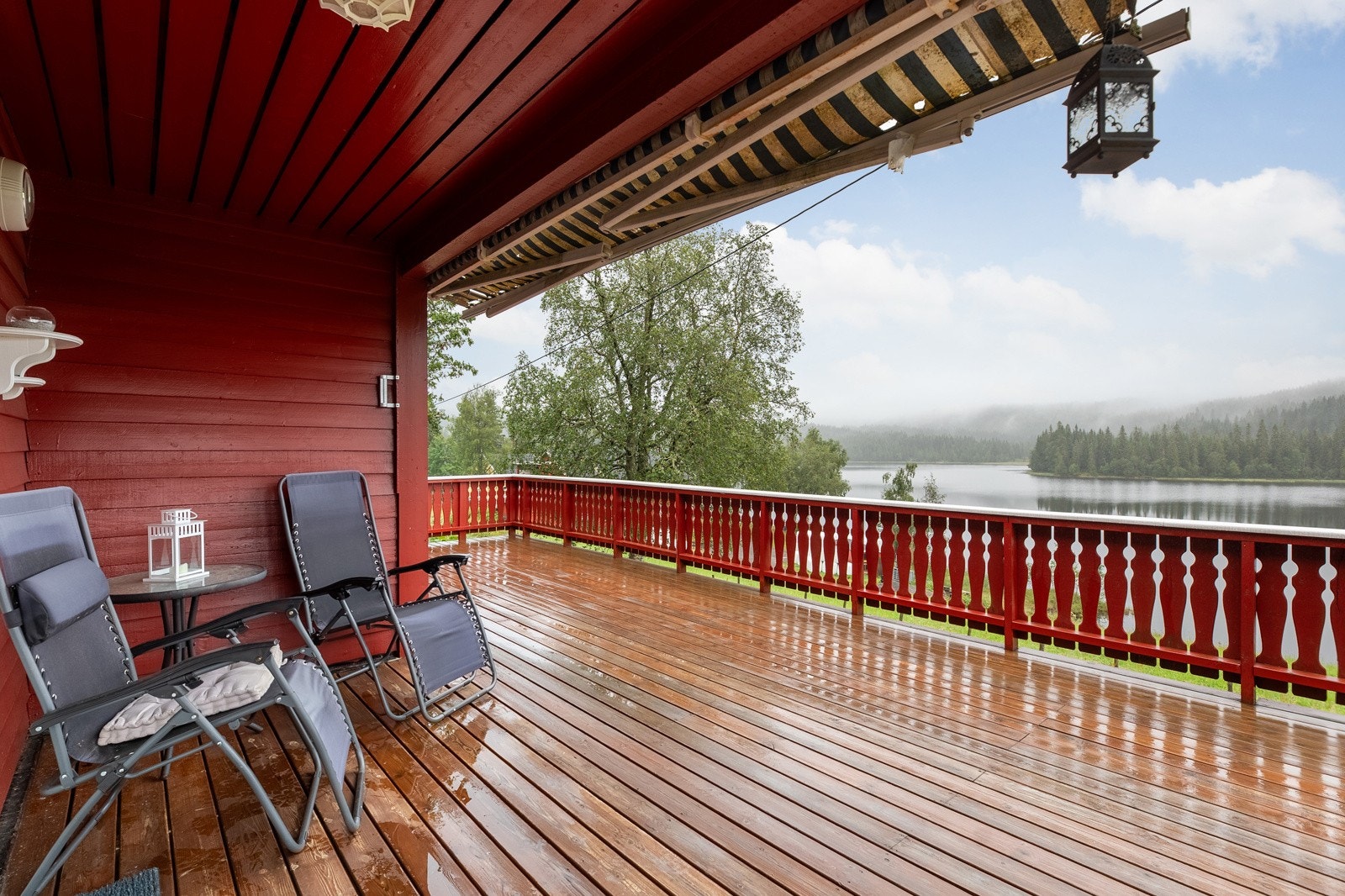 Utgang fra stue til sørvendt terrasse på 42 kvm. Galleribilde