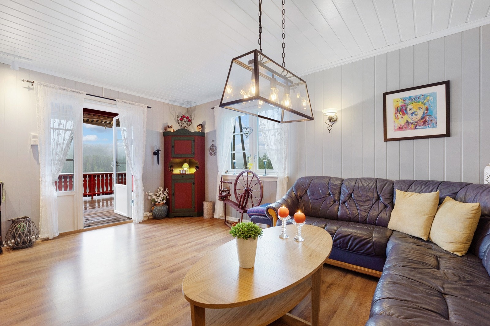 Det er laminat på gulv med gulvvarne og malt panel på vegger. Galleribilde