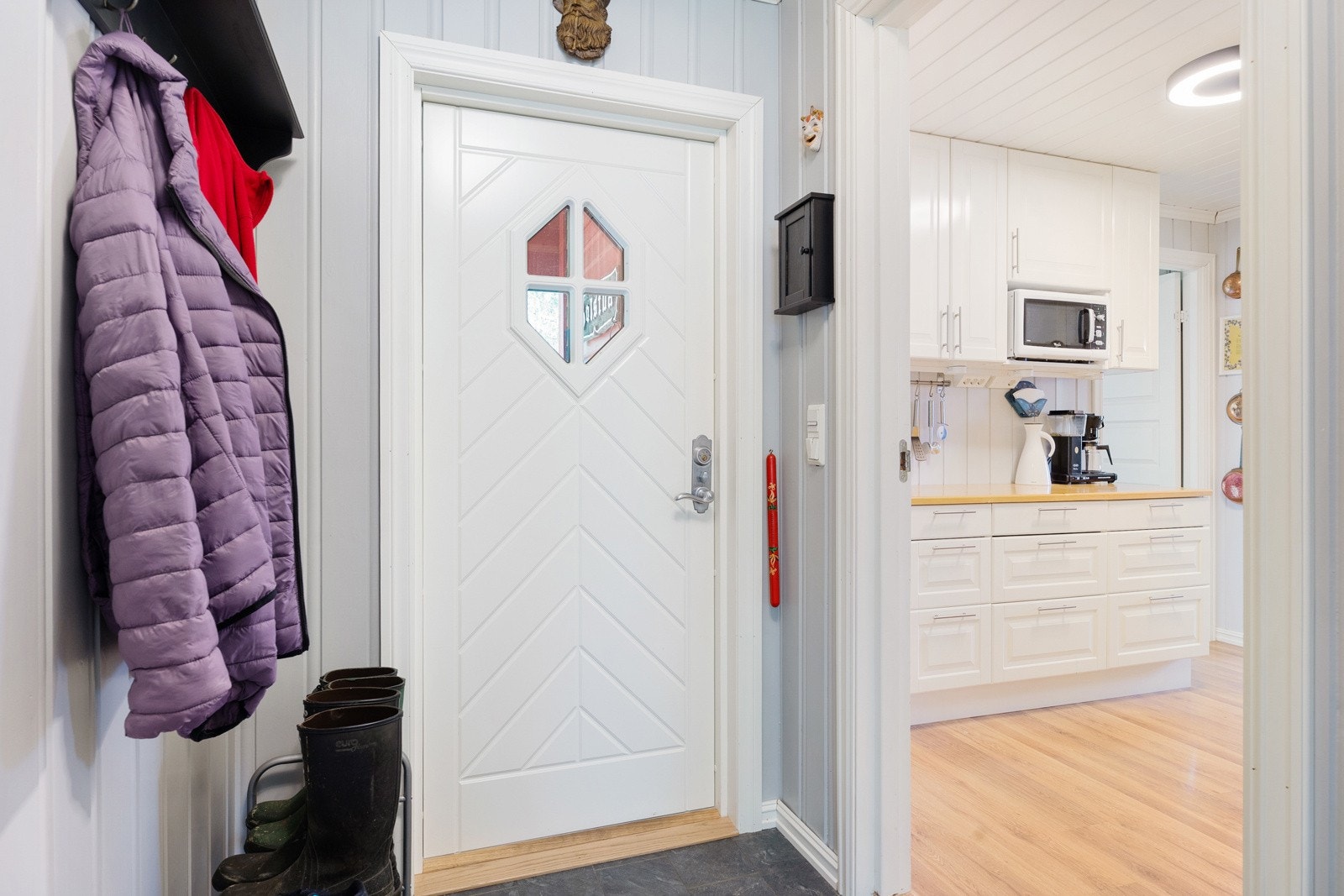 Enkel garderobeløsning for oppbevaring av sko og jakker. Galleribilde