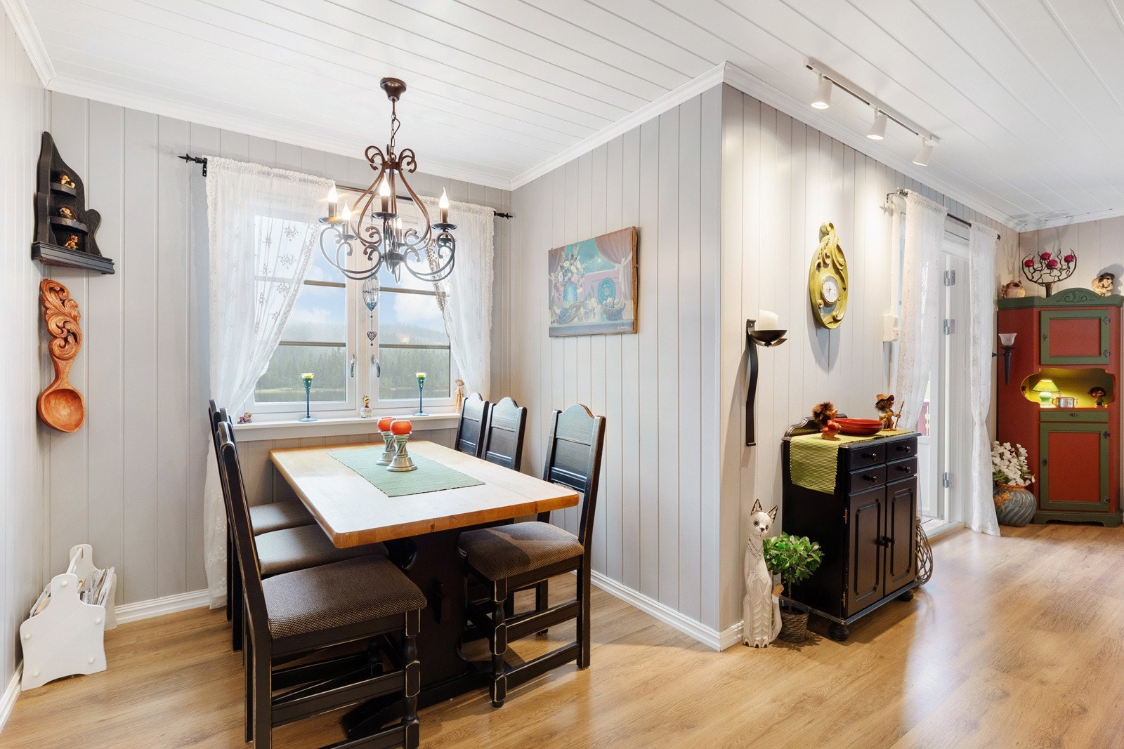 God plass til koselig spisestue med flott utsikt. Galleribilde