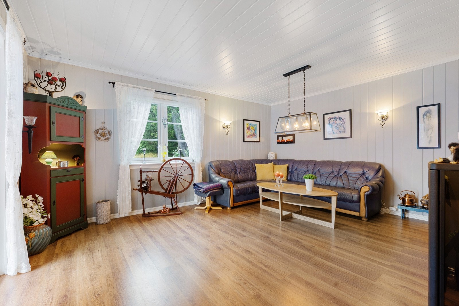 Gode vindusflater i flere himmelretninger slipper inn rikelig med lys og gir en luftig romfølelse. Galleribilde