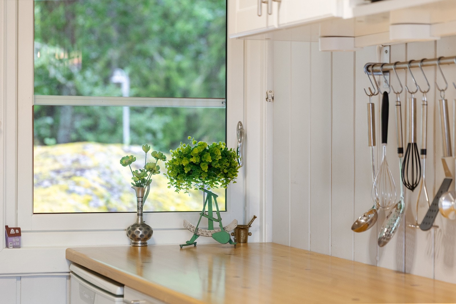 Rommet har et vindu ved benken som gir rikelig med lys, og bidrar til gode arbeidsforhold ved matlagingen. Galleribilde