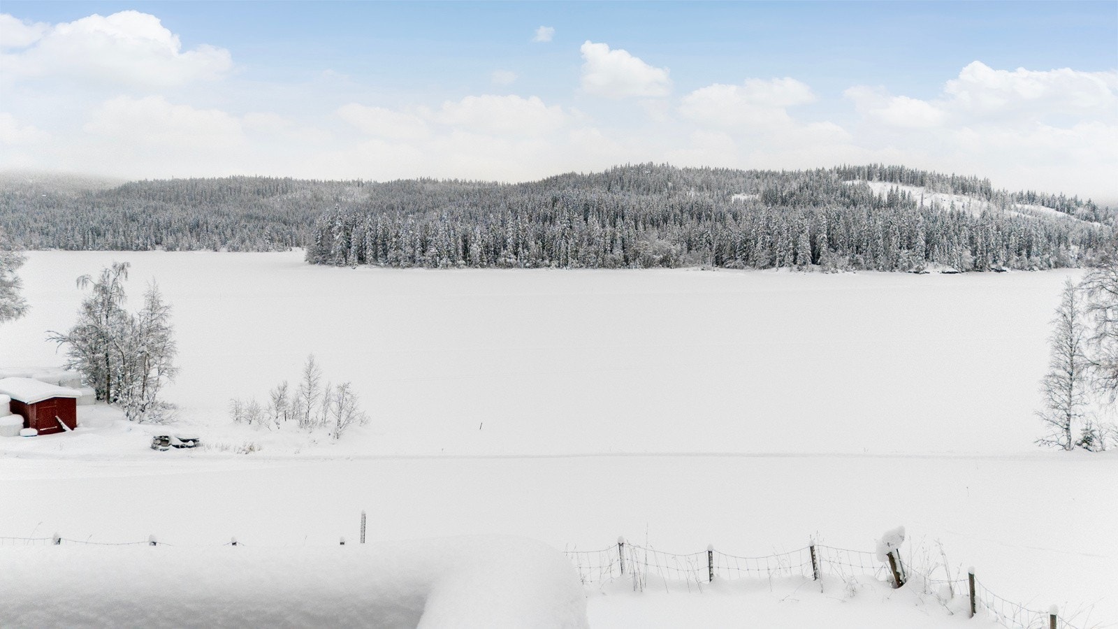 Eiendommen ligger med utsikt mot Myllavannet og har gode solforhold fra morgen- til kveld. Galleribilde