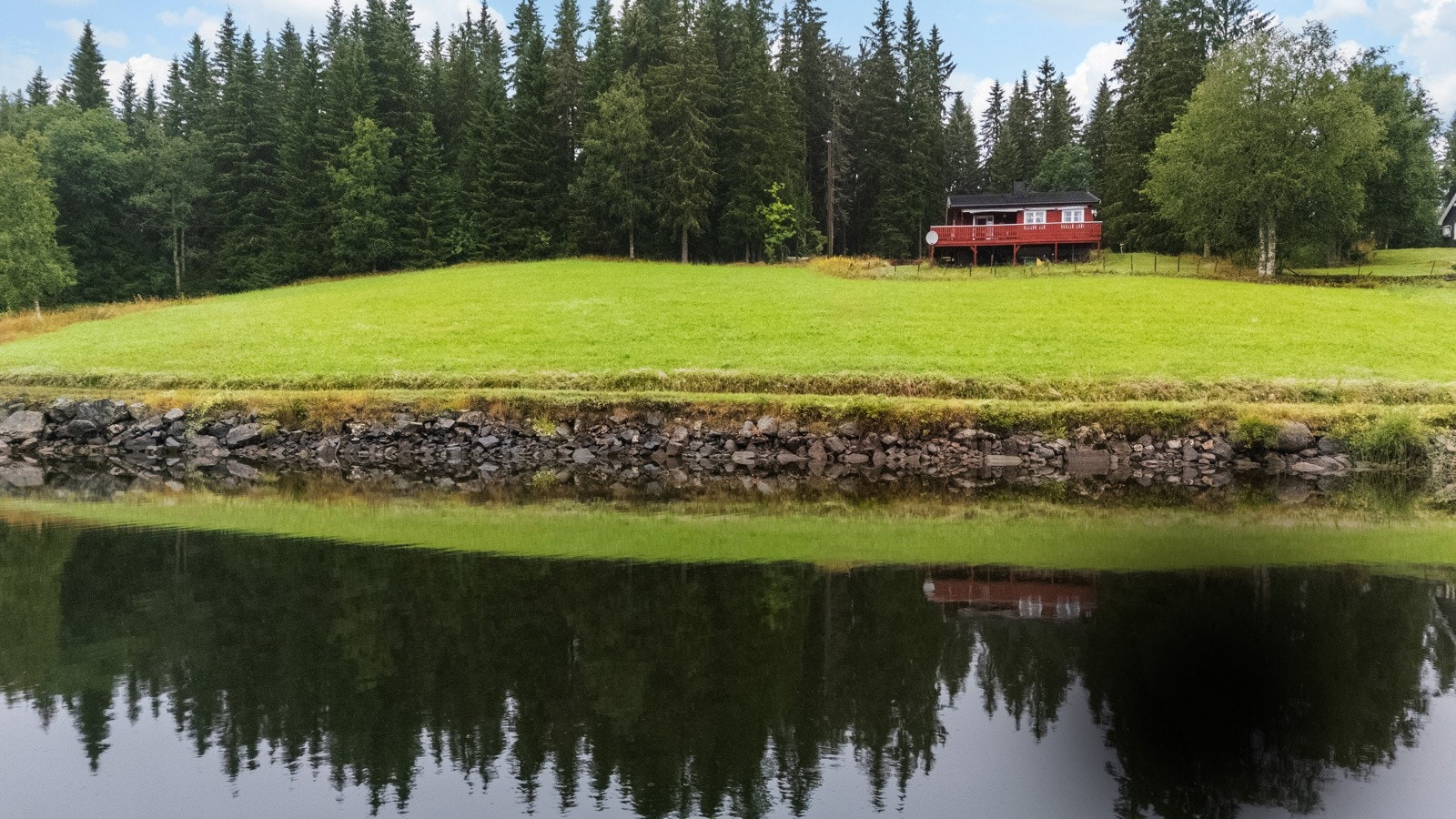Eiendommen ligger fritt og usjenert til og har nydelig utsikt til Myllavannet rett nedenfor. Galleribilde