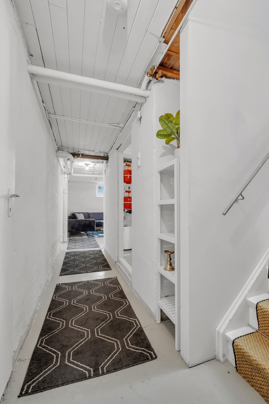 Gang i underetasje. Galleribilde