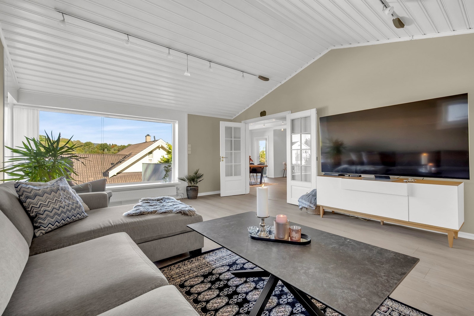 Boligen har store vindusflater som gir godt med naturlig lys. Galleribilde