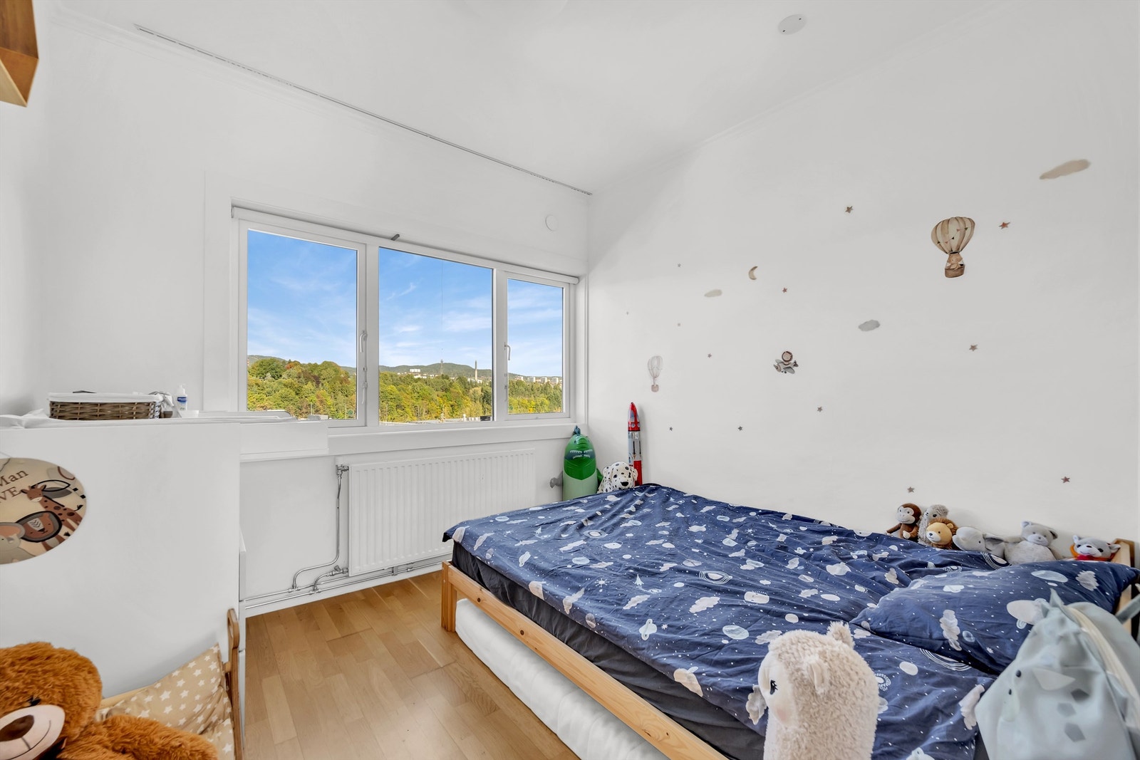 Soverom to har også god størrelse med plass til seng, skrivebord og garderobeskap. Galleribilde