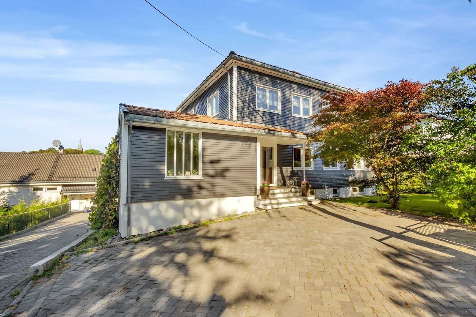 Solrik tomt med to garasjeplasser samt flere oppstillingsplasser for bil. Foto: iSnitt v/ Martine Eren Jacobsen Galleribilde