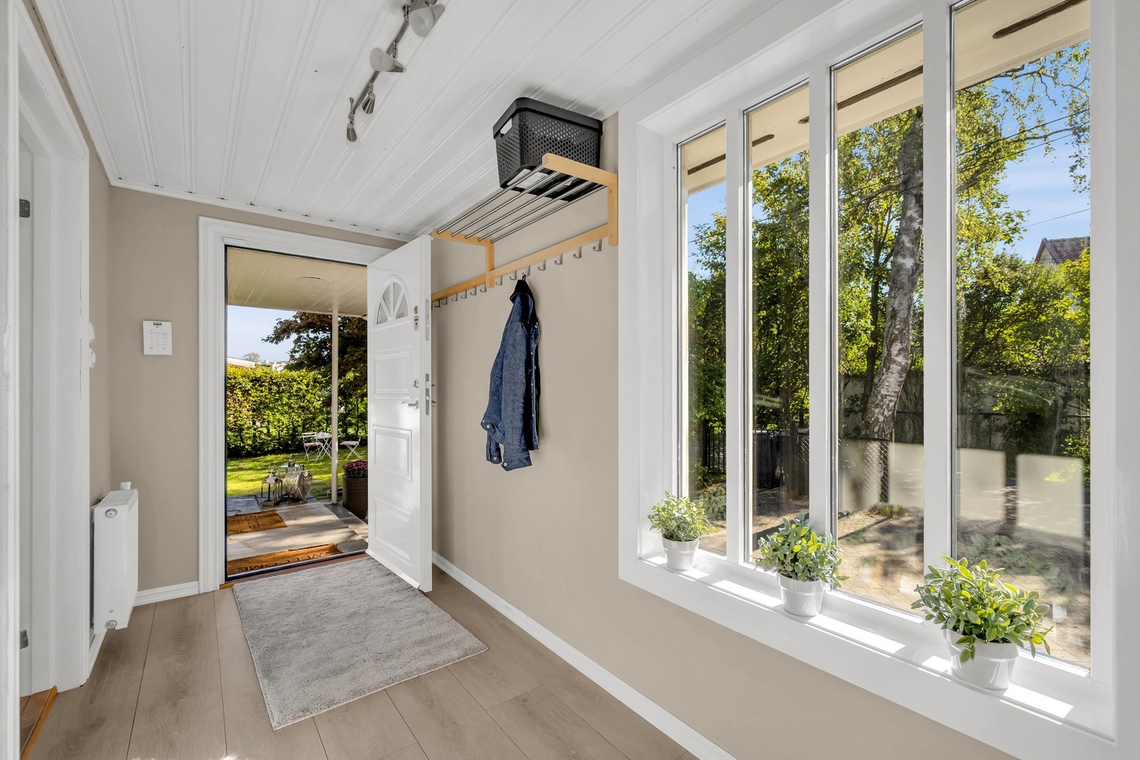Entreén er romslig og det er god plass til oppheng at yttertøy og sko. Galleribilde