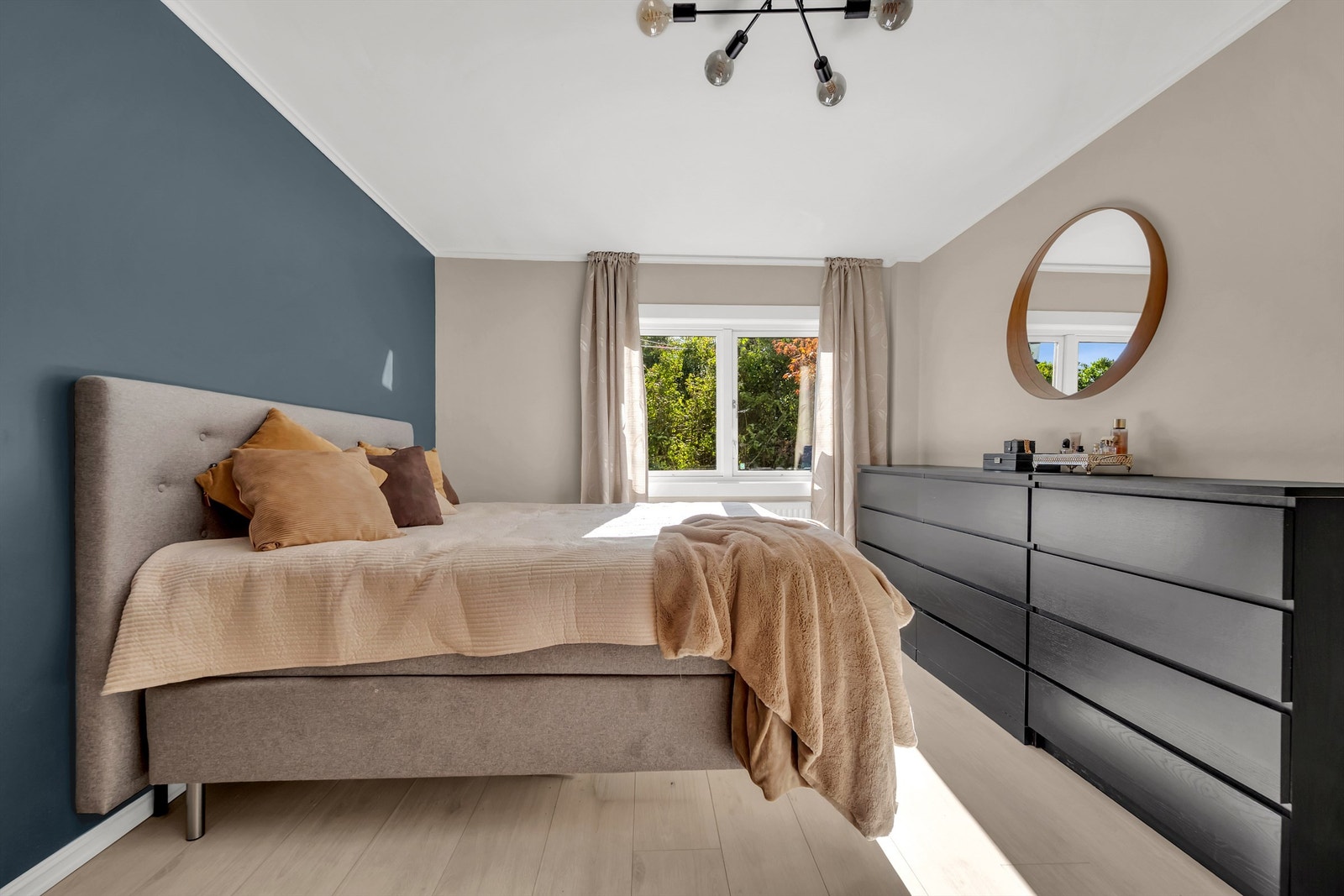 Hovedsoverom med god plass til dobbeltseng og garderobeskap. Galleribilde