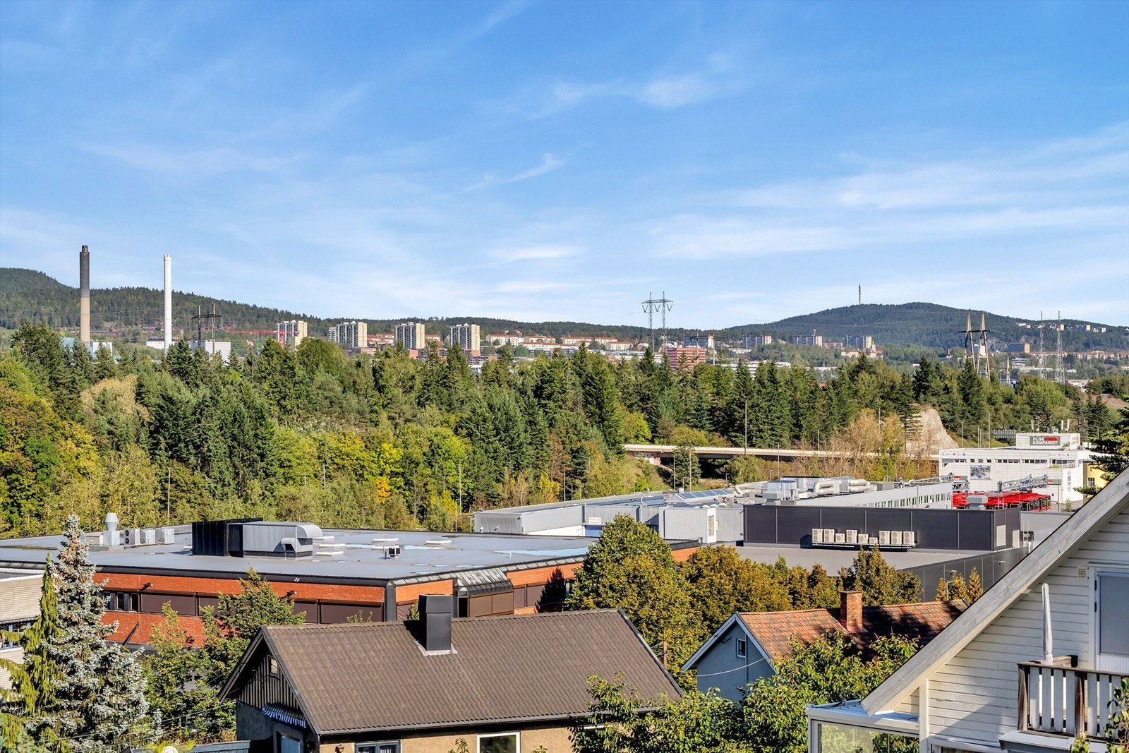 Boligen har flott utsikt fra balkongen i 2. etasje. Galleribilde