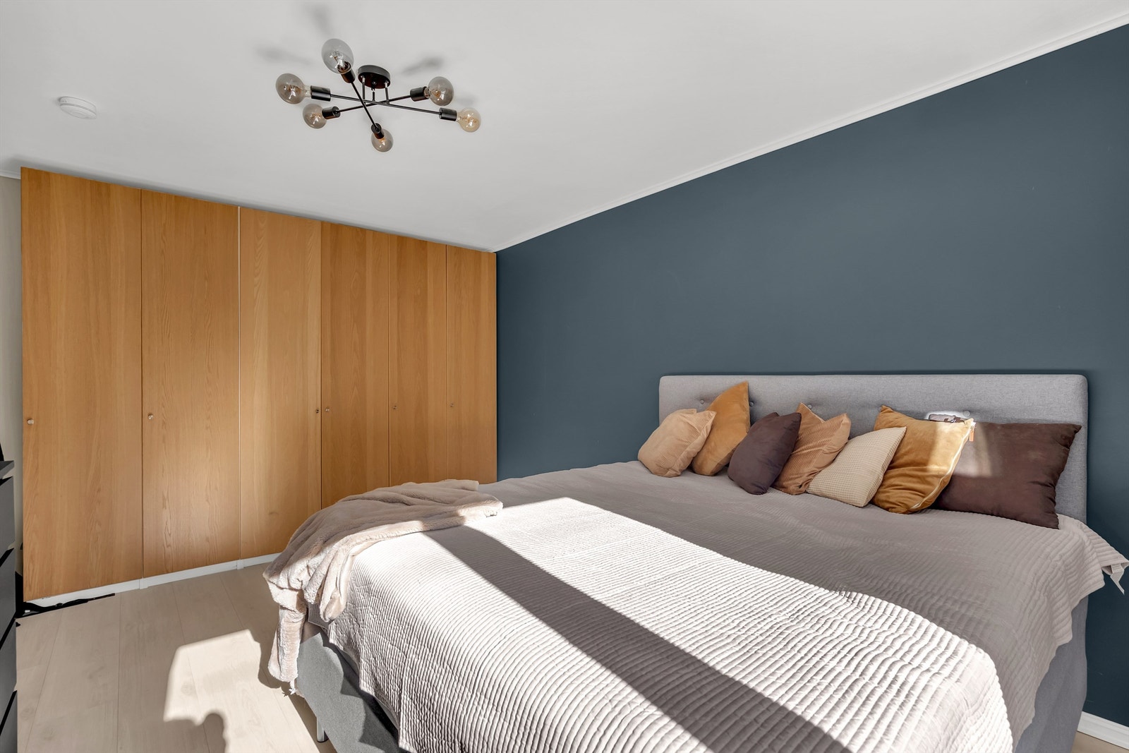 Rommet er malt i behagelige nyanser. Galleribilde