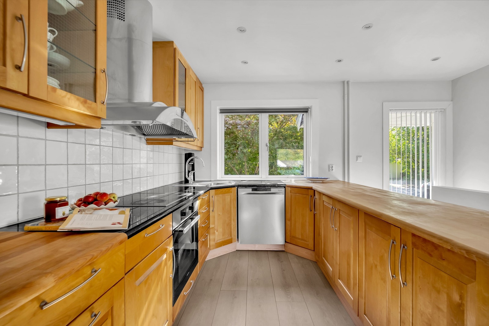 Kjøkkeninnredning fra 2006 med profilerte fronter og laminat benkeplate med nedfelt vaskekum. Galleribilde