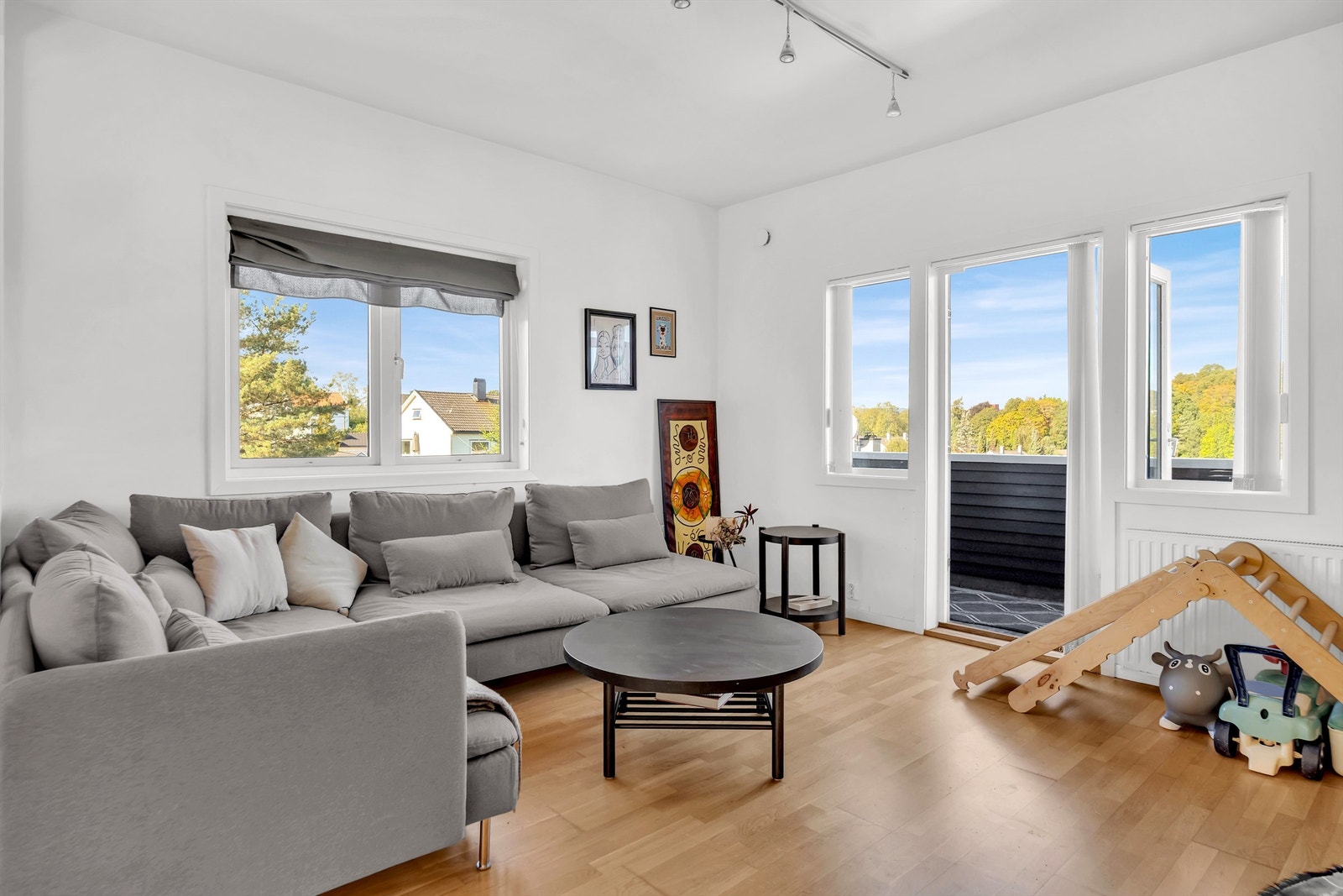 Romslig stue med god plass til både sofagruppe og spisebord. Galleribilde