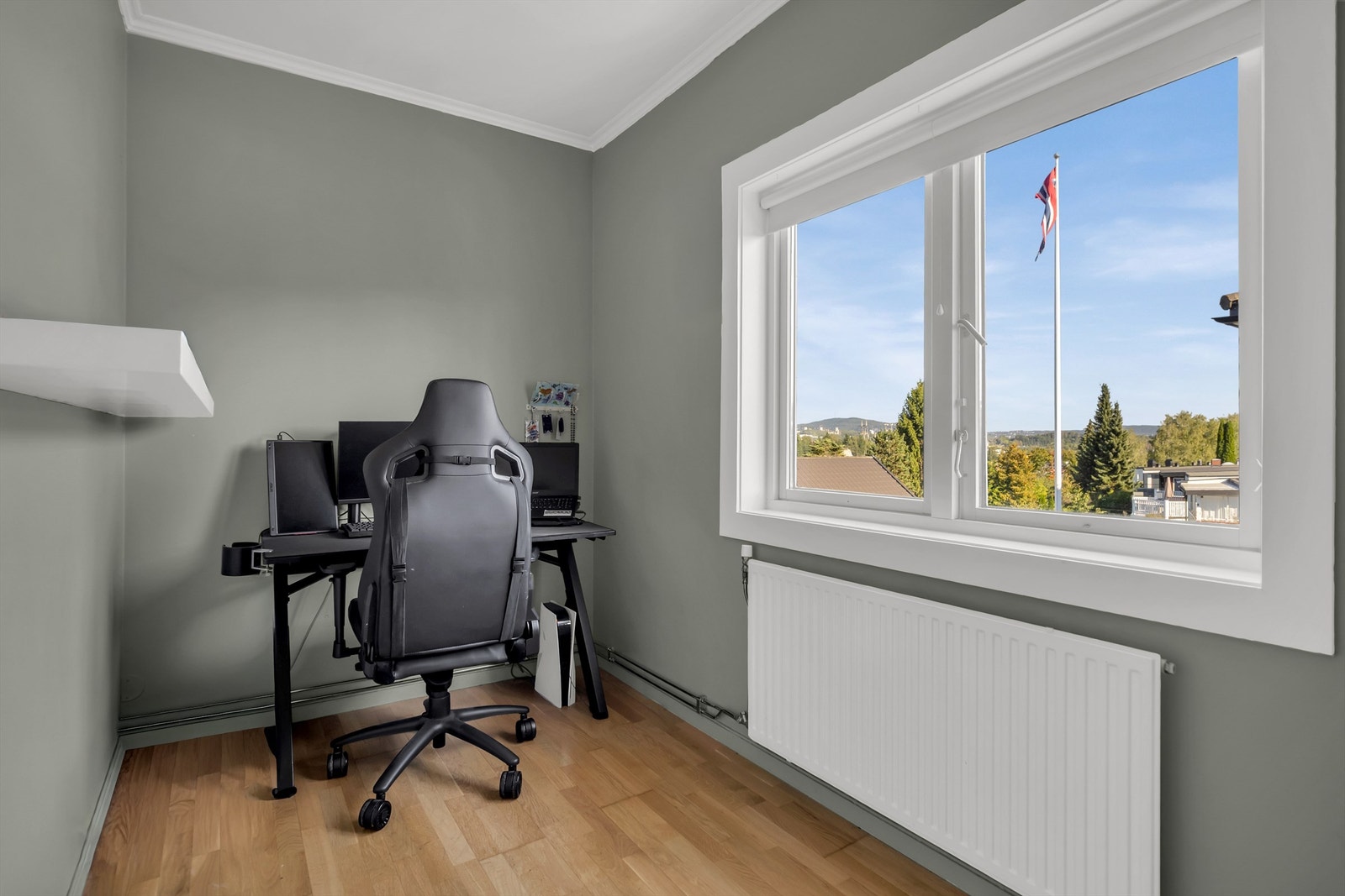 Det tredje soverommet har også god størrelse og er innredet som kontor i dag. Galleribilde