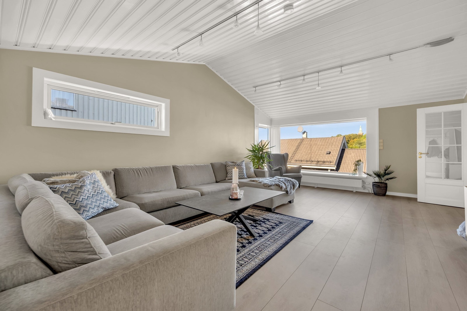 Stuen er romslig og kan enkelt innredes med en hyggelig sofagruppe og tilhørende sofabord, samt annet ønskelig stuemøblement. Galleribilde