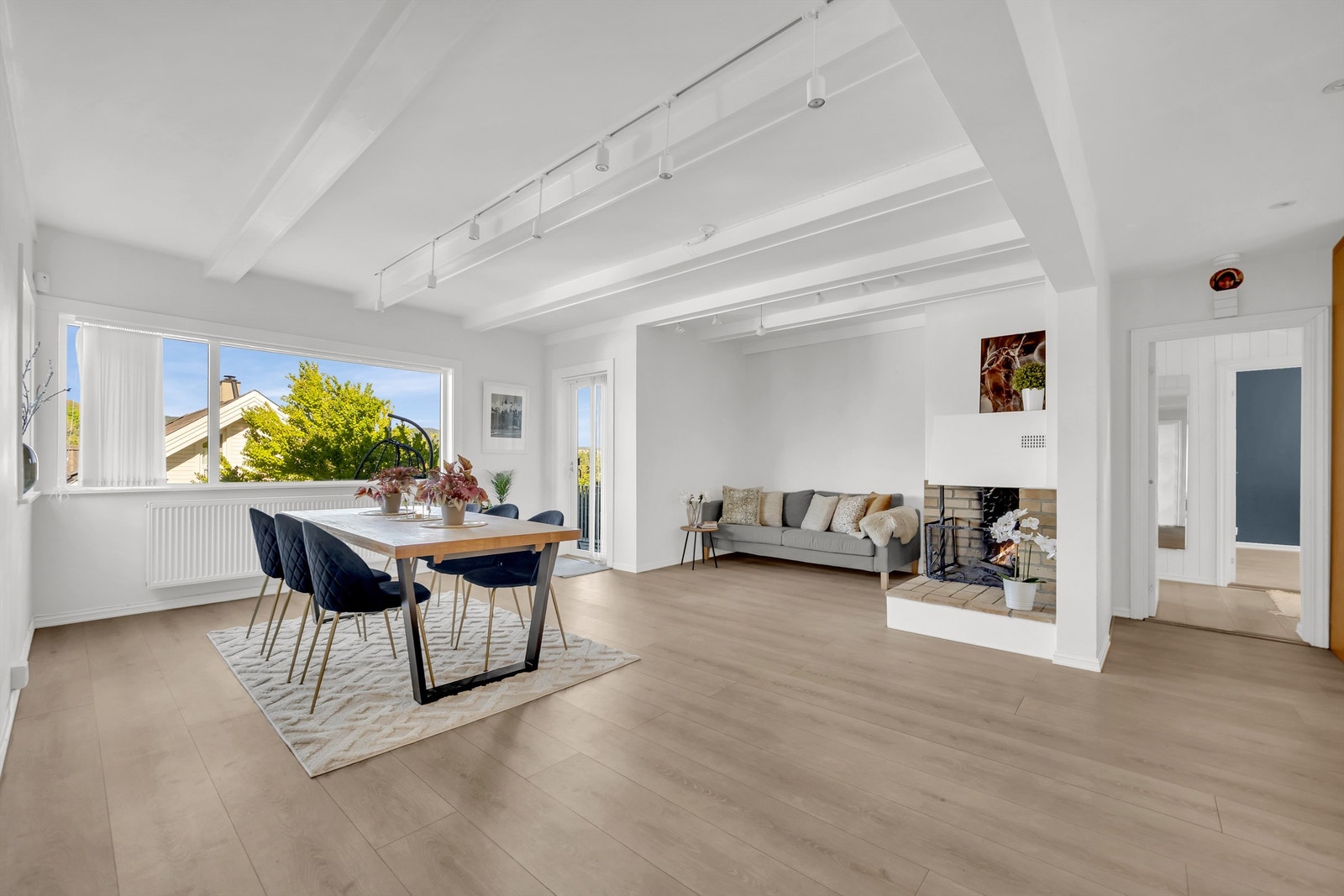 Stor spisestue som kan innredes med langbord. Galleribilde