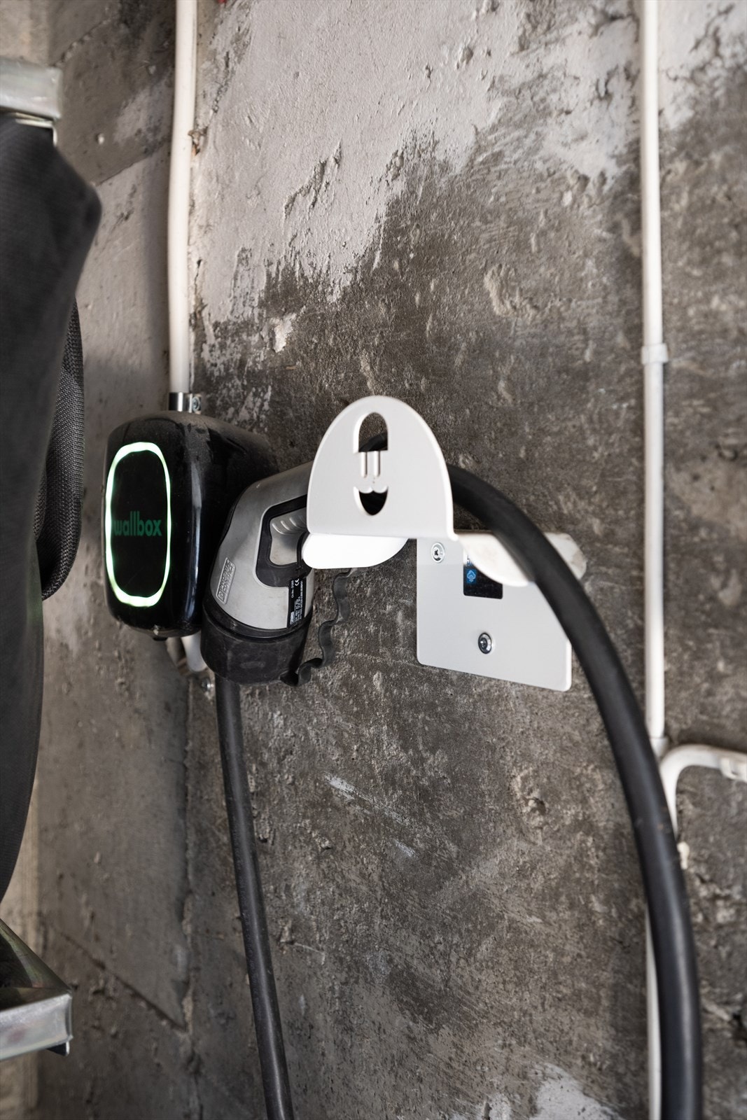 Ladeboks for EL-bil medfølger. Galleribilde