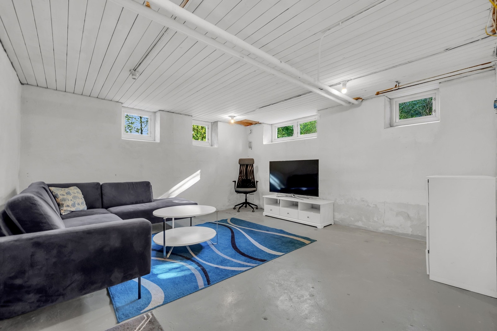 Romslig kjellerstue - Rommet er opprinnelig byggemeldt som bod og er ikke godkjent til varig opphold. Galleribilde