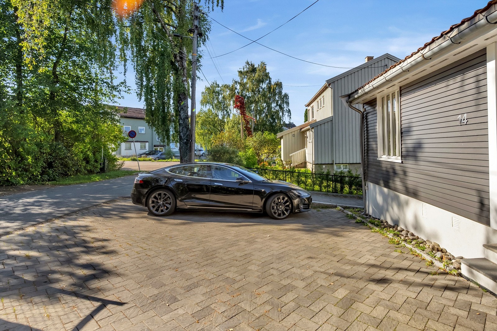 Gårdsplass på fremsiden av huset. Galleribilde