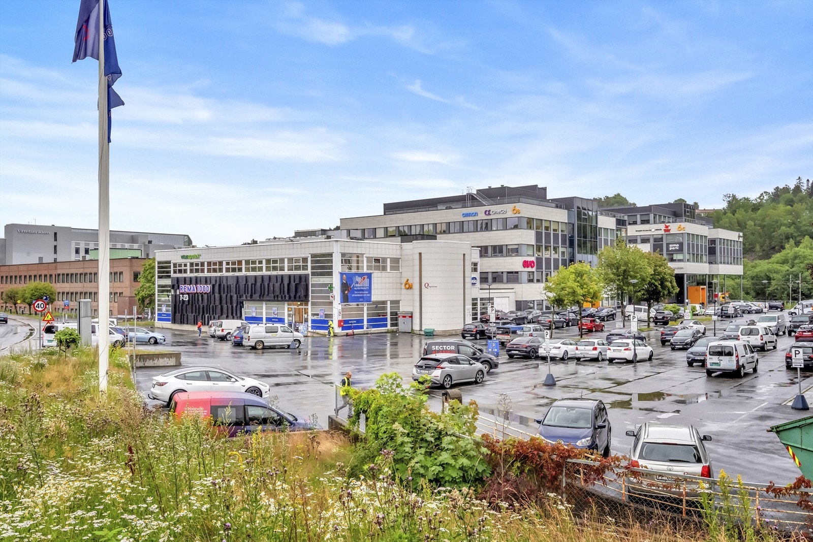 Kort vei til en rekke dagligvarebutikker med blant annet Rema 1000 med post i butikk, Vitusapotek og til Evo for den treningsglade. Galleribilde