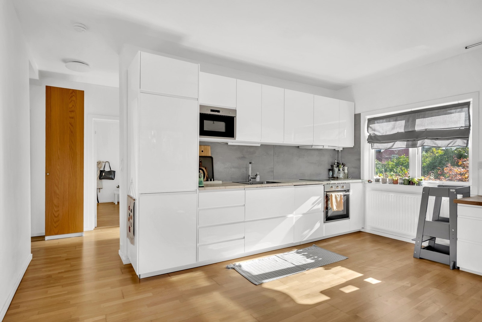 Kjøkkeninnredning fra 2023 med glatte fronter. Galleribilde