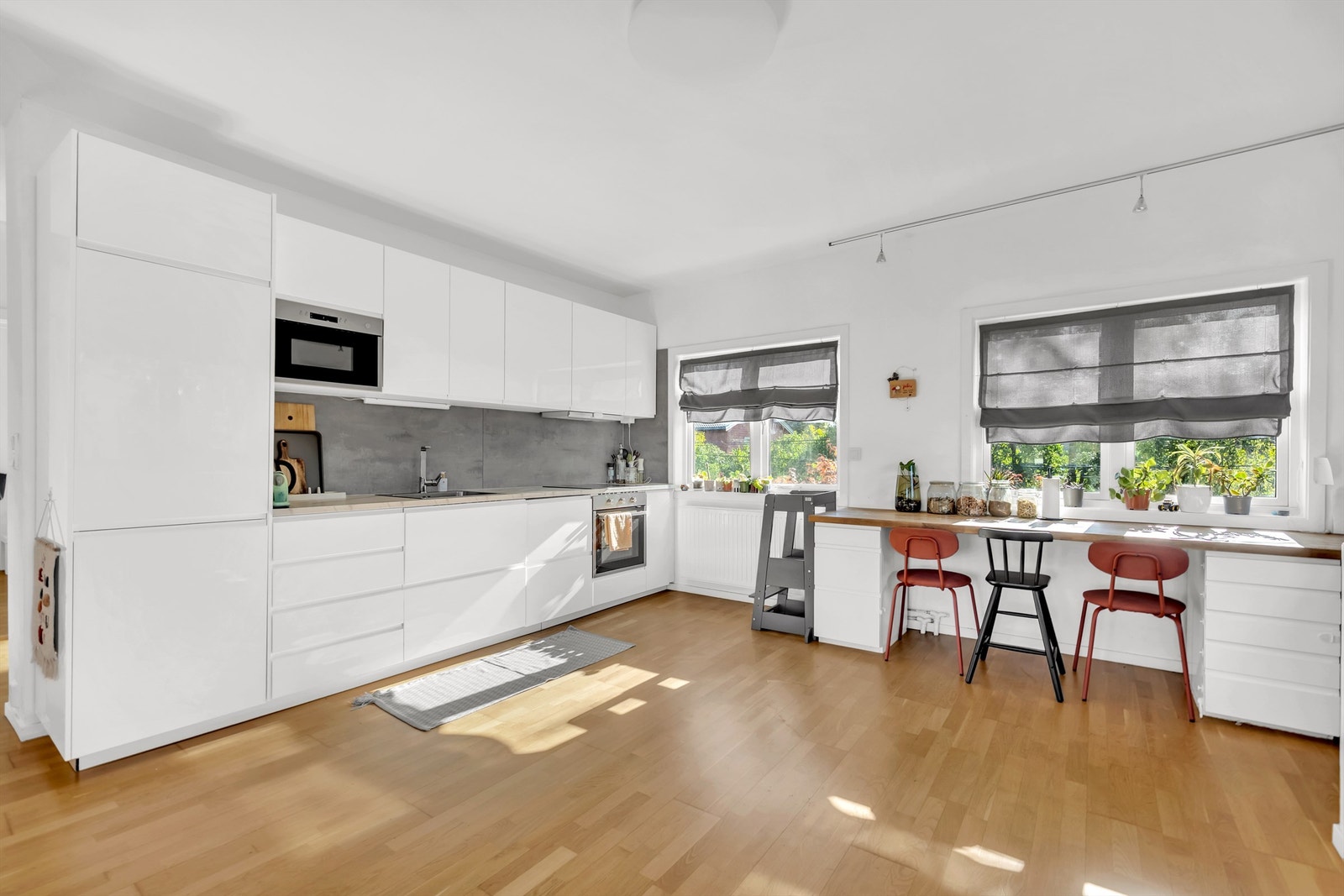 Kjøkkenet er holdt i en åpen løsning mot stuen. Galleribilde