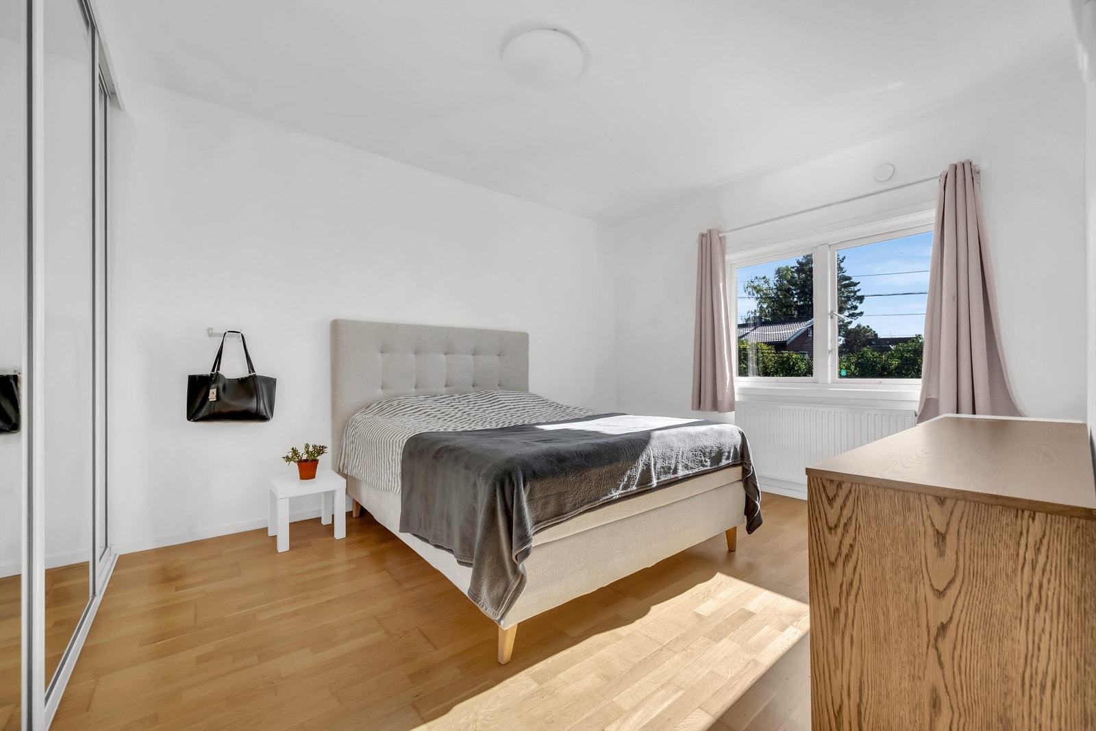 Hovedsoverom med god plass til dobbeltseng og garderobeskap. Galleribilde