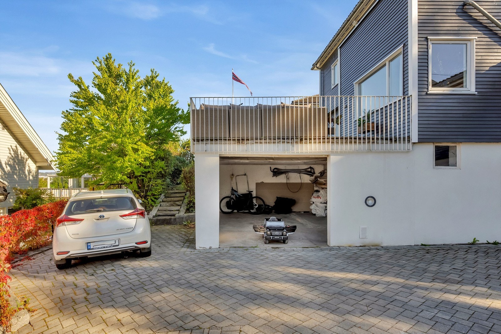 Det er mange biloppstillingsplasser på tomten. Galleribilde