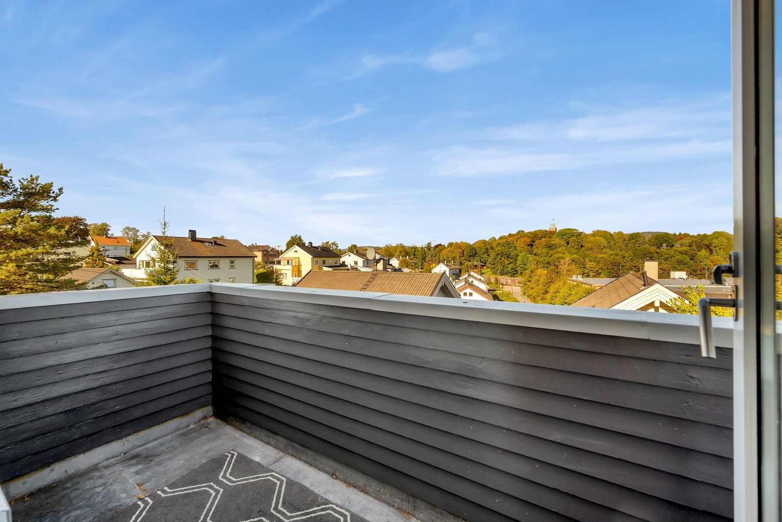 Plass til å innrede med en liten sittegruppe. Flott utsikt utover nærmorådet. Galleribilde