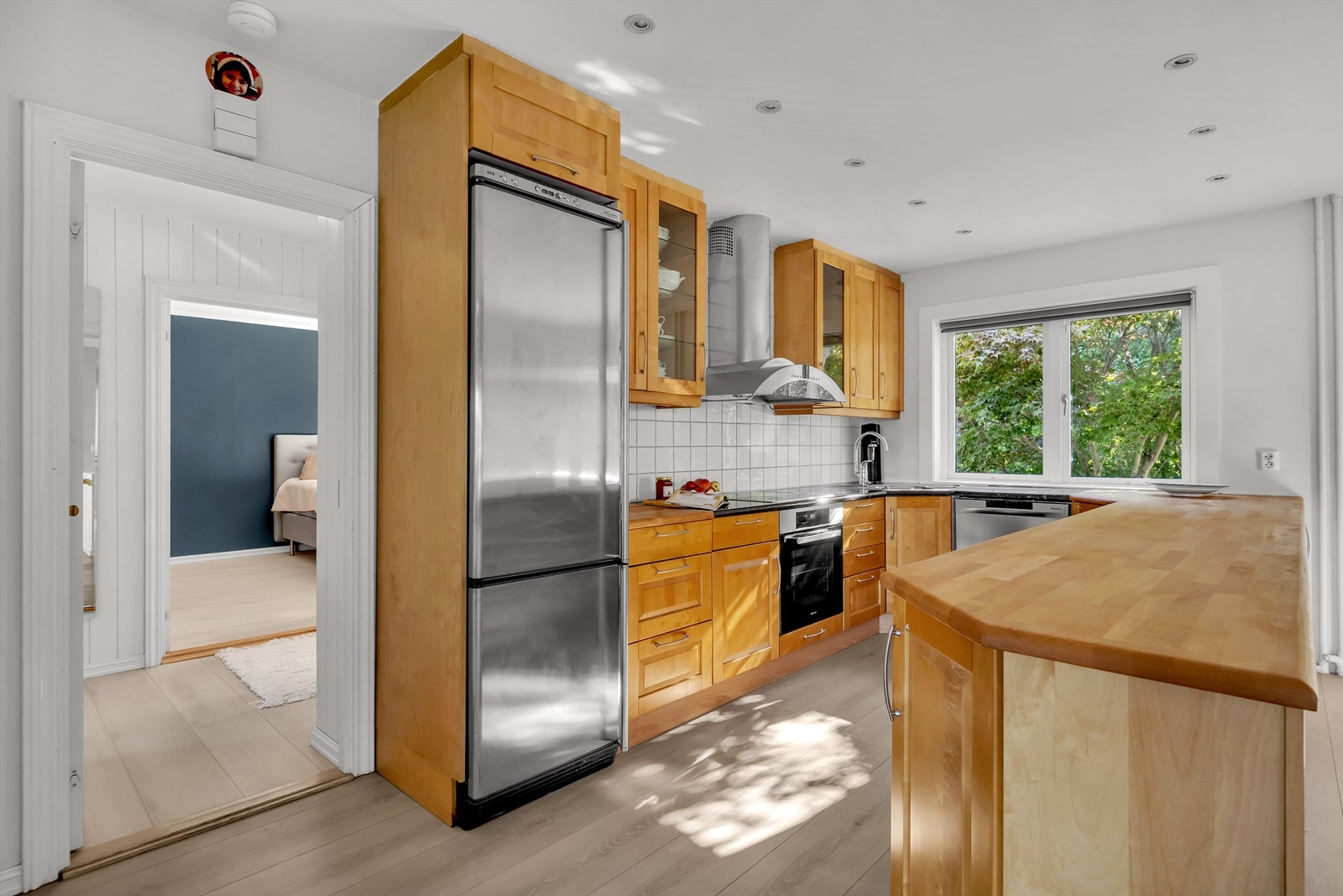 God skap- og benkeplass. Kjøkkenet er holdt i en åpen, sosial løsning mot spisestuen. Galleribilde