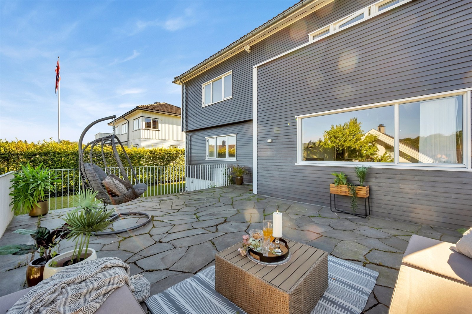 Sol fra morgen til sen ettermiddag på sør/øst (inngangspartiet). Sola beveger seg mot terrasse siden, nord/vest hvor det er sol til kveld. Galleribilde