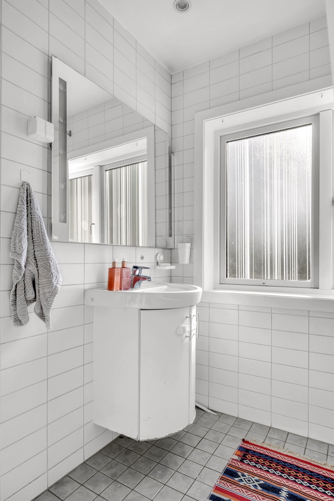 Innredet med vegghengt klosett, baderomsinnredning med heldekkende servant, speil og badekar. Elektrisk styrt vifte. Galleribilde