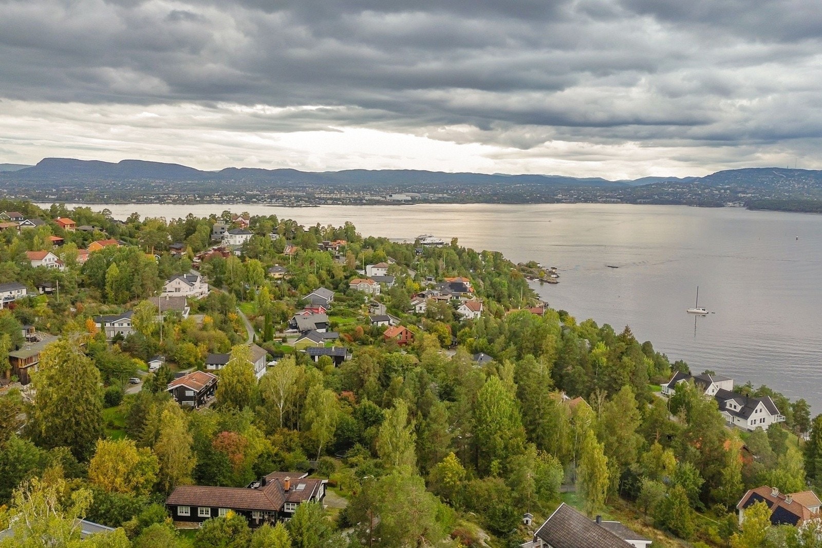 Eiendommen ligger i et rolig og koselig nabolag, samtidig som beliggenheten er svært sentral med kort avstand til Tangen, Nesoddtangen brygge, populære badestrender og småbåthavn på Oksval. Galleribilde