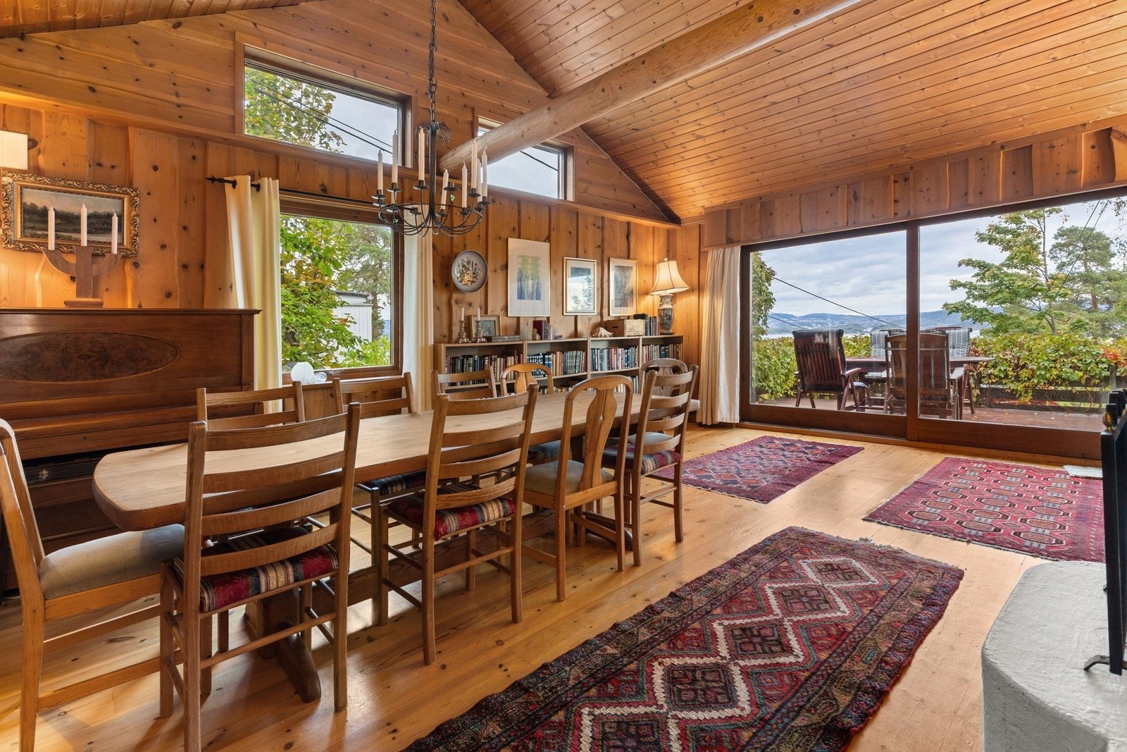 Dette er en eiendom som byr på både romslighet, flott utsikt og en sentral beliggenhet. Galleribilde