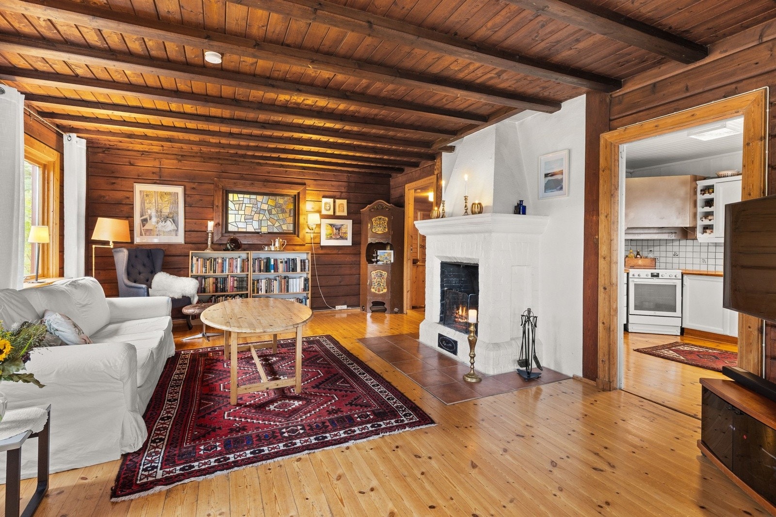 Den andre stuen er innredet med sofa og tv-møblement, samt en koselig lesekrok med et lite bibliotek. Galleribilde