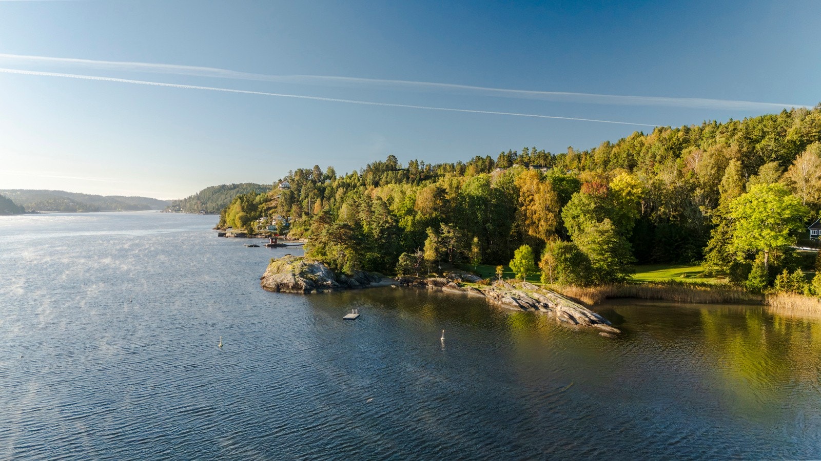Nesodden er kjent for sin Kyststi som går fra Tangen gård til Blylaget gir fantastiske turmuligheter langs svaberg og skogsstier. Galleribilde